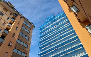 Lavori in corso nel cantiere edile in citt&agrave; - ristrutturare o costruire un nuovo condominio