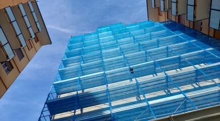 Lavori in corso nel cantiere edile in citt&agrave; - ristrutturare o costruire un nuovo condominio