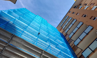 Lavori in corso nel cantiere edile in citt&agrave; - ristrutturare o costruire un nuovo condominio