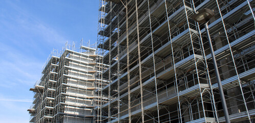 Lavori in corso nel cantiere edile in citt&agrave; - ristrutturare o costruire un nuovo condominio