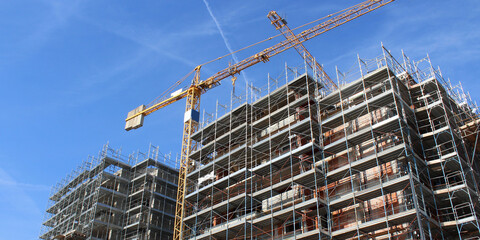 Lavori in corso nel cantiere edile in citt&agrave; - ristrutturare o costruire un nuovo condominio