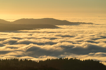 Sonnenuntergang bei Inversionswetterlage im Nordschwarzwald