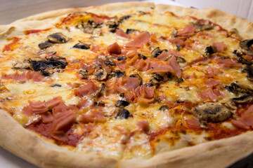 Pizza con funghi e prosciutto
