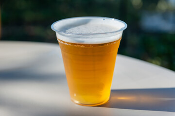 屋外イベントで提供されるプラスチックカップの生ビール