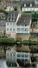 reflet d'une maison au bord de la rivi&egrave;re, PNG format 9:16