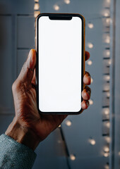 Mano che tiene smartphone con schermo bianco vuoto, mockup per app e contenuti digitali
