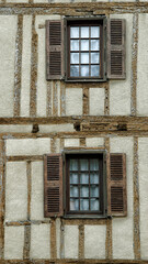 façade aux deux fenêtres à petit carreaux et volets bois, PNG format 9/16