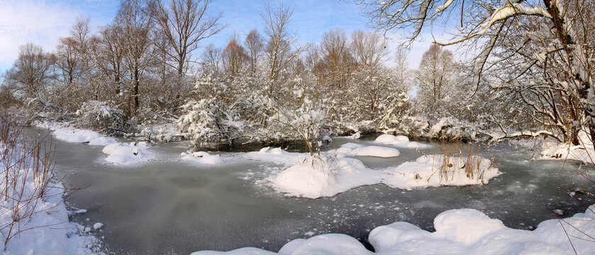 Verschneite Winterlandschaft mit kleinem Gew&auml;sser, Bayern, Deutschland 