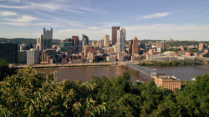 Obraz premium Elevated City and River Confluence Under Clear Summer Light