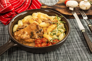 Braised pork chop with mushrooms.