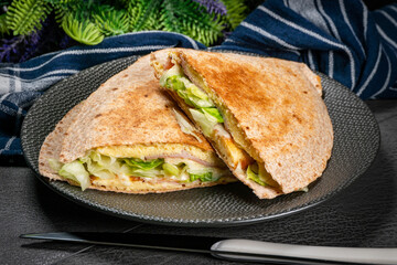 Tortilla multigrain with omelette, lettuce and ham.