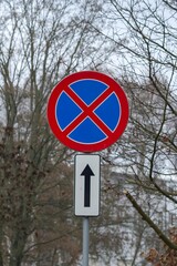 Znak drogowy zakaz zatrzymywania się z tabliczką kierunkową w górę – organizacja ruchu i bezpieczeństwo na ulicy