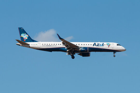 Campinas, Brazil &ndash; November 20, 2025: Azul Linhas A&eacute;reas Embraer 195 regional jet landing at Viracopos International Airport.