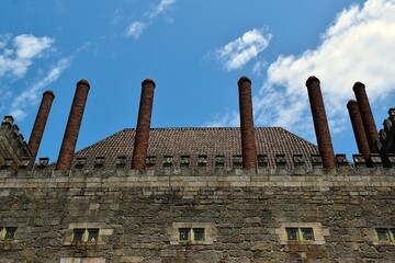 Hautes chemin&eacute;es en brique sur le toit du palais des ducs de Bragance &agrave; Guimar&atilde;es au Portugal