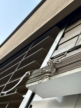 detail of a building - defekter Rollladen 