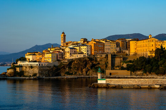 Port de Bastia au lever du soleil. 