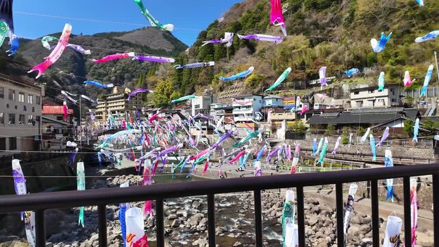 大空に舞う杖立温泉の鯉のぼり
