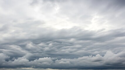 Obraz premium Overcast sky with heavy grey clouds predicting a stormy or rainy weather pattern
