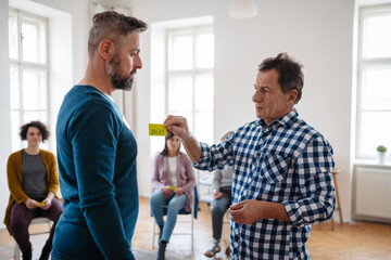 Obraz premium Participants labeling feelings during therapeutic workshop.