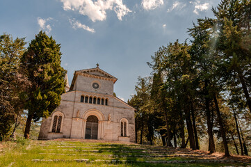 Church of S. Maria dell’Auricola. The white bulk of the church, dating back to the 13th century, stands out on the summit of the homonymous hill, at an altitude of 270 m.