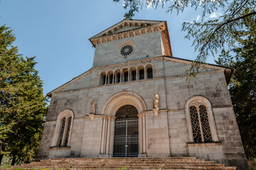 Church of S. Maria dell’Auricola. The white bulk of the church, dating back to the 13th century, stands out on the summit of the homonymous hill, at an altitude of 270 m.