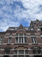 Obraz premium The front of a brick building