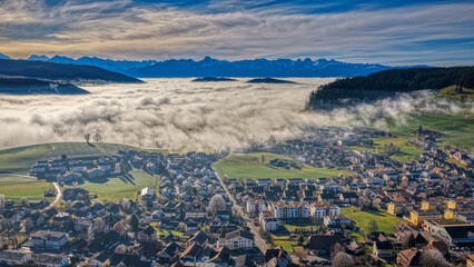 Hochnebel zieht &uuml;ber Grossh&ouml;chstetten, 15.12.2025, Schweiz, Kanton Bern, Emmental