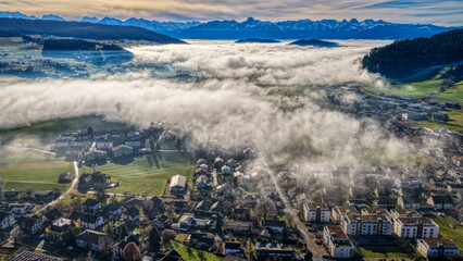 Hochnebel zieht &uuml;ber Grossh&ouml;chstetten, 15.12.2025, Schweiz, Kanton Bern, Emmental