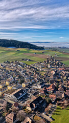 Grossh&ouml;chstetten im Dezember 2025 mit aufziehendem Hochnebel, Schweiz