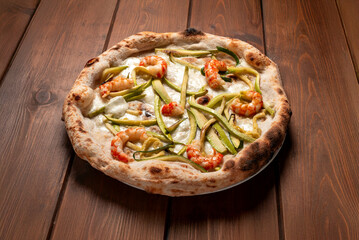 Pizza con zucchine e gamberi, cibo italiano 