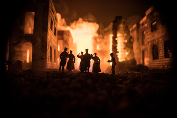 Naklejka premium War Concept. Military silhouettes fighting scene on war fog sky background, World War Soldiers Silhouette Below Cloudy Skyline At night. German soldiers in ranks.