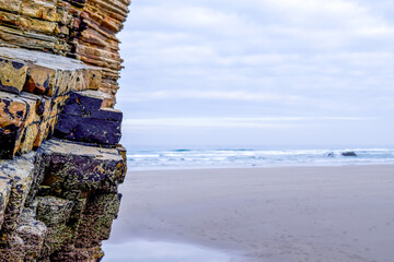 Pared de ricas en la playa