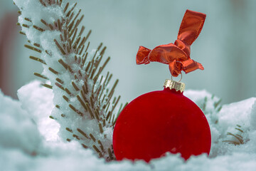 Weihnachtliche Dekoration mit Weihnachtsbaumkugel Schnee und Tanne Platz f&uuml;r Text