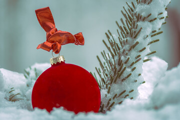 Weihnachtliche Dekoration mit Weihnachtsbaumkugel Schnee und Tanne Platz für Text