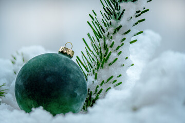 Weihnachtliche Dekoration mit Weihnachtsbaumkugel Schnee und Tanne Platz f&uuml;r Text