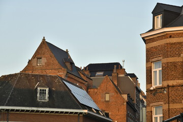 Obraz premium Lumière du coucher de soleil sur les vieilles bâtisses à Mons (Hainaut) 
