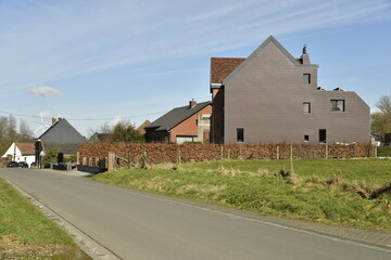 Obraz premium Route en pleine campagne le long des habitations modernes à Ghislenghien (Ath)