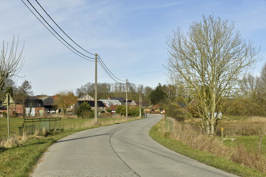 Route de campagne entre les fermes &eacute;parses en hiver &agrave; Hellebecq (Gilly)