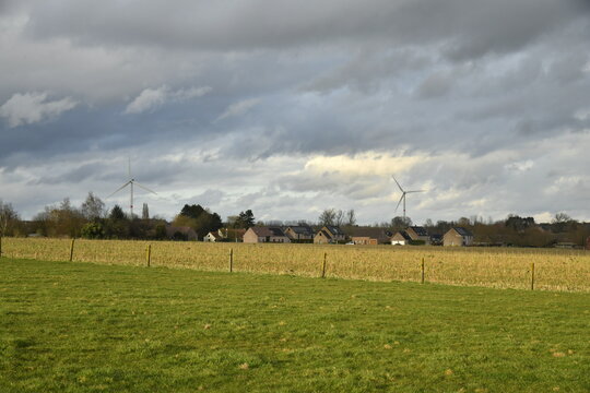 Arriv&eacute;e d'un orage sur un paysage rural &agrave; Ghislenghien (Ath)