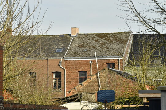 Toits en Eternit des maisons traditionnelles &agrave; &Eacute;caussinnes d'Enghien (Soignies)