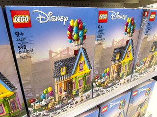 Fototapeta premium LEGO Disney Pixar Up House Building Set Retail Shelf Display