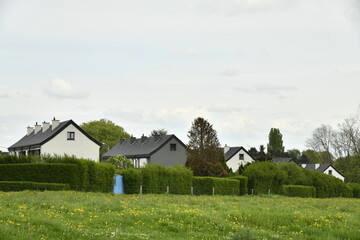 Obraz premium Immeubles de logements sociaux dans un environnement bucolique à Écaussinnes-d'Enghien (Soignies)