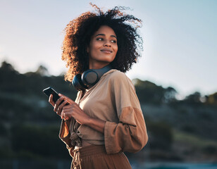 Kobieta słuchająca muzyki ze smartfona