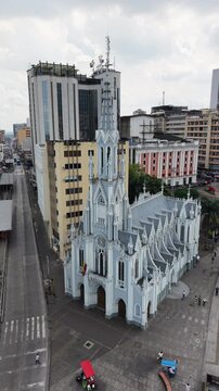 Iglesia La Ermita de Cali y el &Aacute;rbol de Navidad en el Bulevar del R&iacute;o, video Diurno