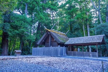 静寂に包まれた神聖な神社の情景
