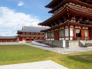 世界遺産の奈良県奈良市の晴れたにの金堂と食堂の見える景色