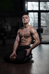 Obraz premium Athlete Relax After Exercise In Gym