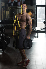 Obraz premium Healthy Man Workout Abs With Weights