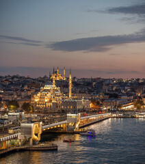 Obraz premium Dusk ove Galata Bridge area, Istanbul, Turkey.