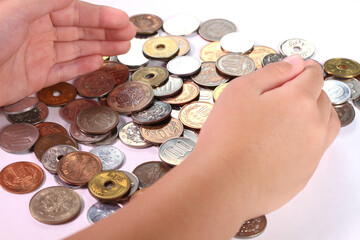 小銭と子どもの手